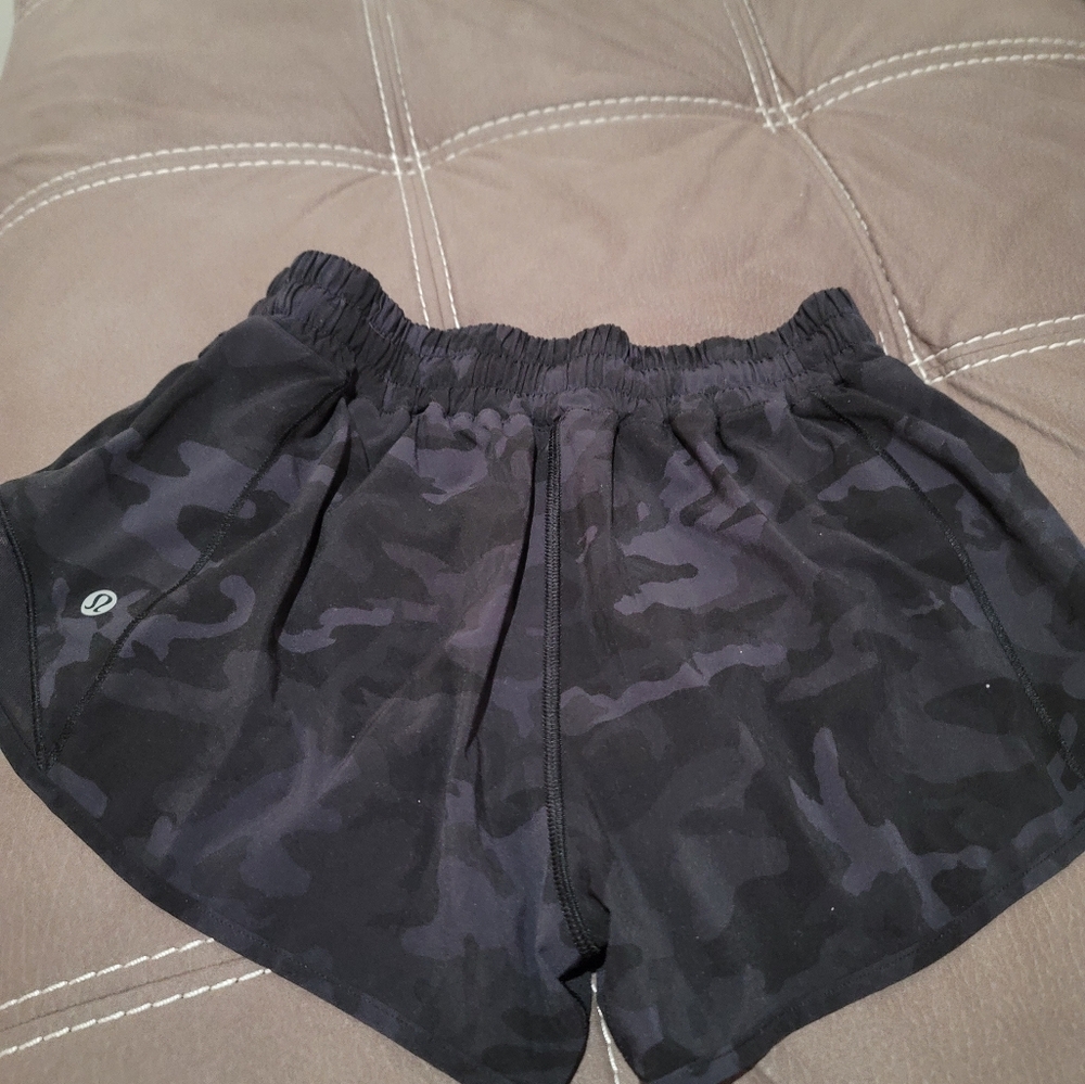 Lululemon Hotty Hot Black Camo Short - Picture 5 of 10